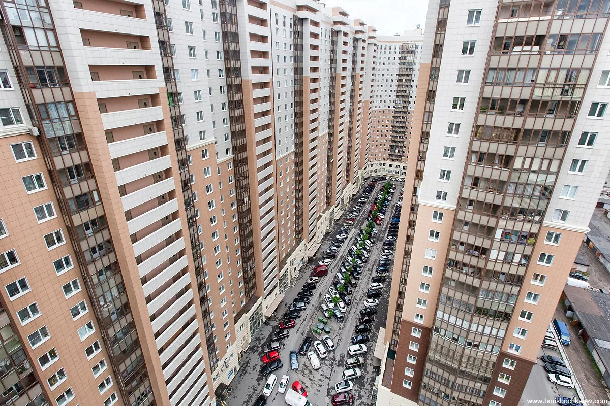 Женщина потребовала у застройщика предоставить ей другую квартиру из-за новостройки, загородившей солнце. Что решил суд?