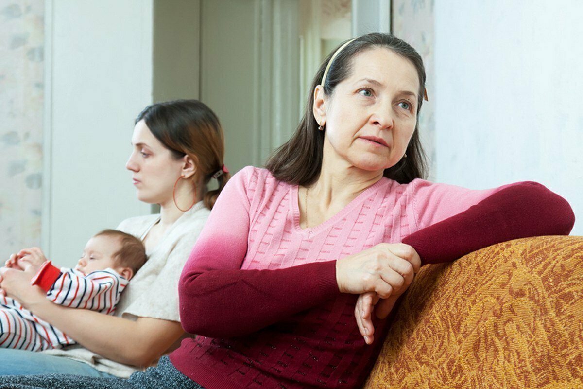 Женщина родила вне брака, позже отец ребенка умер. Но бабушка решила помешать установлению отцовства и наследованию. Что решил суд?