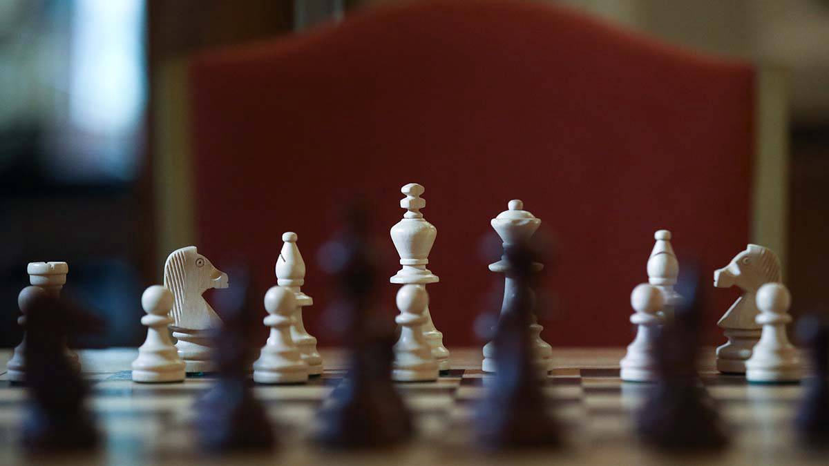 Шахматная дуэль превратилась в смертельную игру: Ртуть на доске соперницы