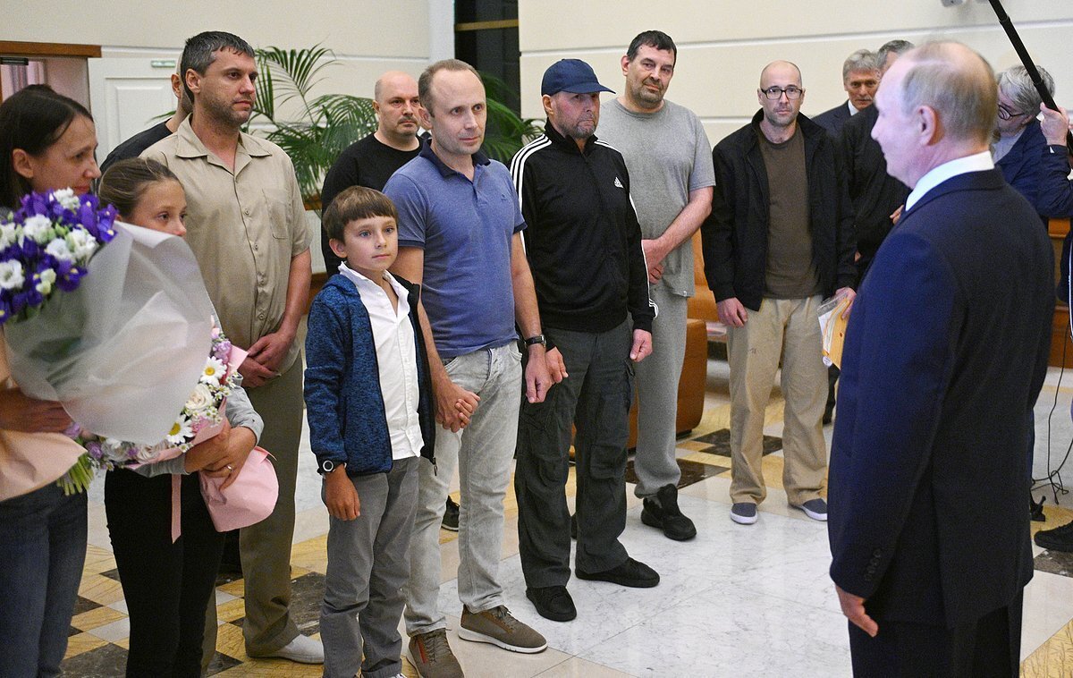 Обмен заключенными между Россией и НАТО ждали год и 7 месяцев. Как повлияет обмен на выборы президента США