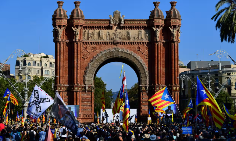 Каталонская полиция охотится за Карлесом Пучдемоном после возвращения лидера сепаратистов в Испанию