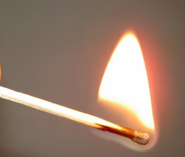 Спички: Маленькие помощники для разжигания огня