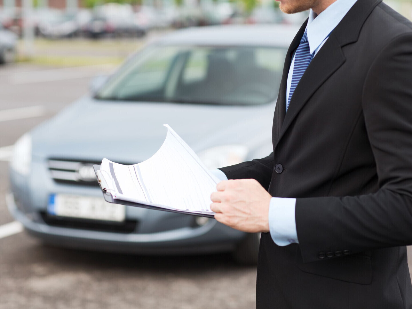 Мужчина купил авто, но продавец оказался мошенником, а авто было частью наследства. Наследник потребовал вернуть авто. Что решил суд?