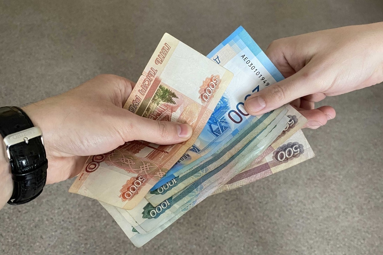 Женщина получила льгот и выплат на 650 000 руб., проживая в другой стране и владея бизнесом. Соцзащита узнала и потребовала все вернуть в суде