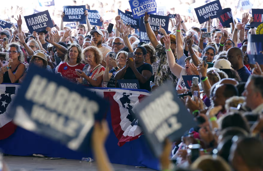 «Мы не вернемся»: тысячи людей вышли на митинг в поддержку Харриса и Уолза в Висконсине и Мичигане