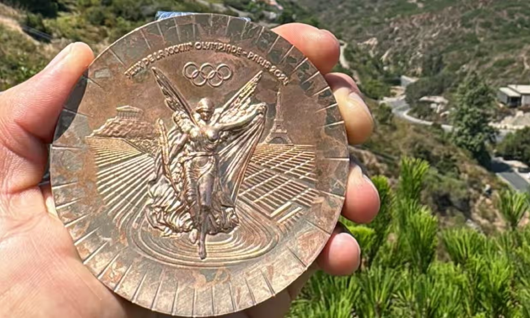 Париж-2024 предлагает новую олимпийскую медаль после того, как Хьюстон заявил, что бронза выглядит «так, будто она ушла на войну»