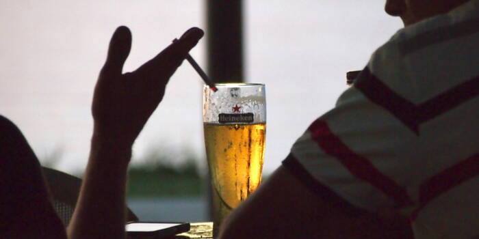 Почему употребление алкоголя вызывает желание курить?