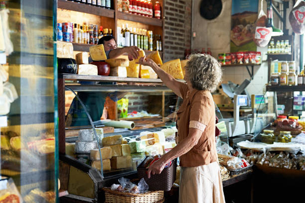 Снятие наличных денег через сельские магазины поддержало Правительство России