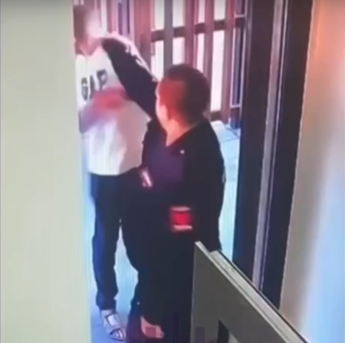 🤦♂️Лучше бы на посту была бабуля: Муж очередной "яжемамки" пострадал от охранника из-за её скандала