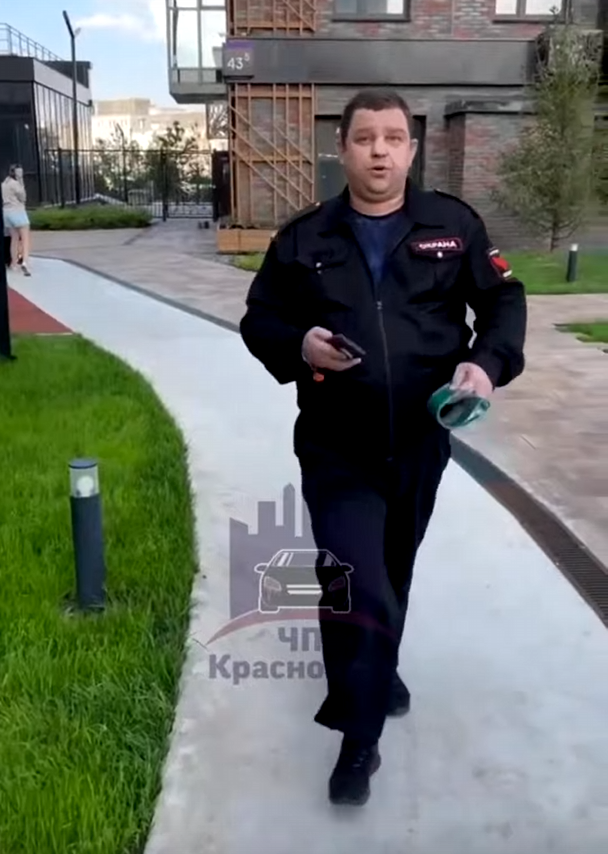 🤦♂️Лучше бы на посту была бабуля: Муж очередной "яжемамки" пострадал от охранника из-за её скандала