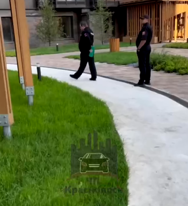 🤦♂️Лучше бы на посту была бабуля: Муж очередной "яжемамки" пострадал от охранника из-за её скандала