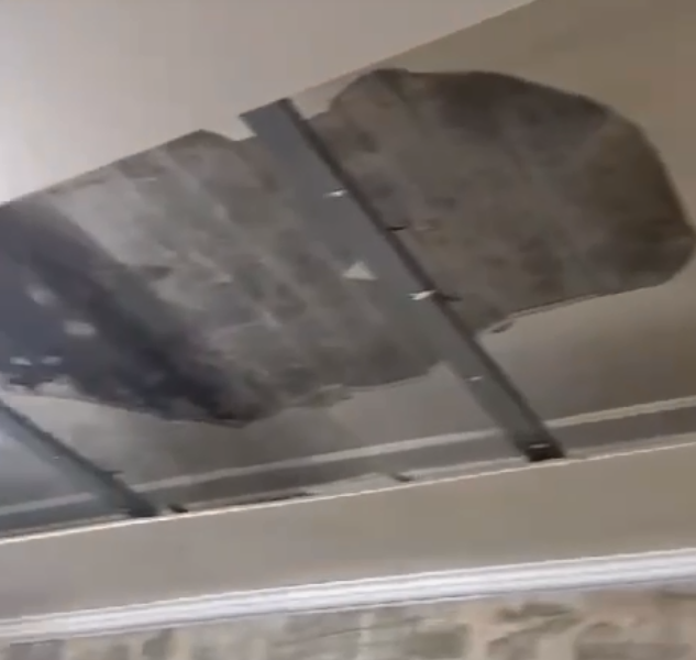 Ночью потолок рухнул на жильцов «сталинки»