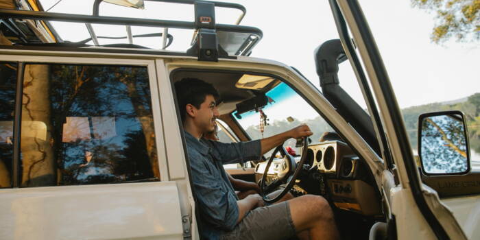 Почему в некоторых странах левостороннее движение?