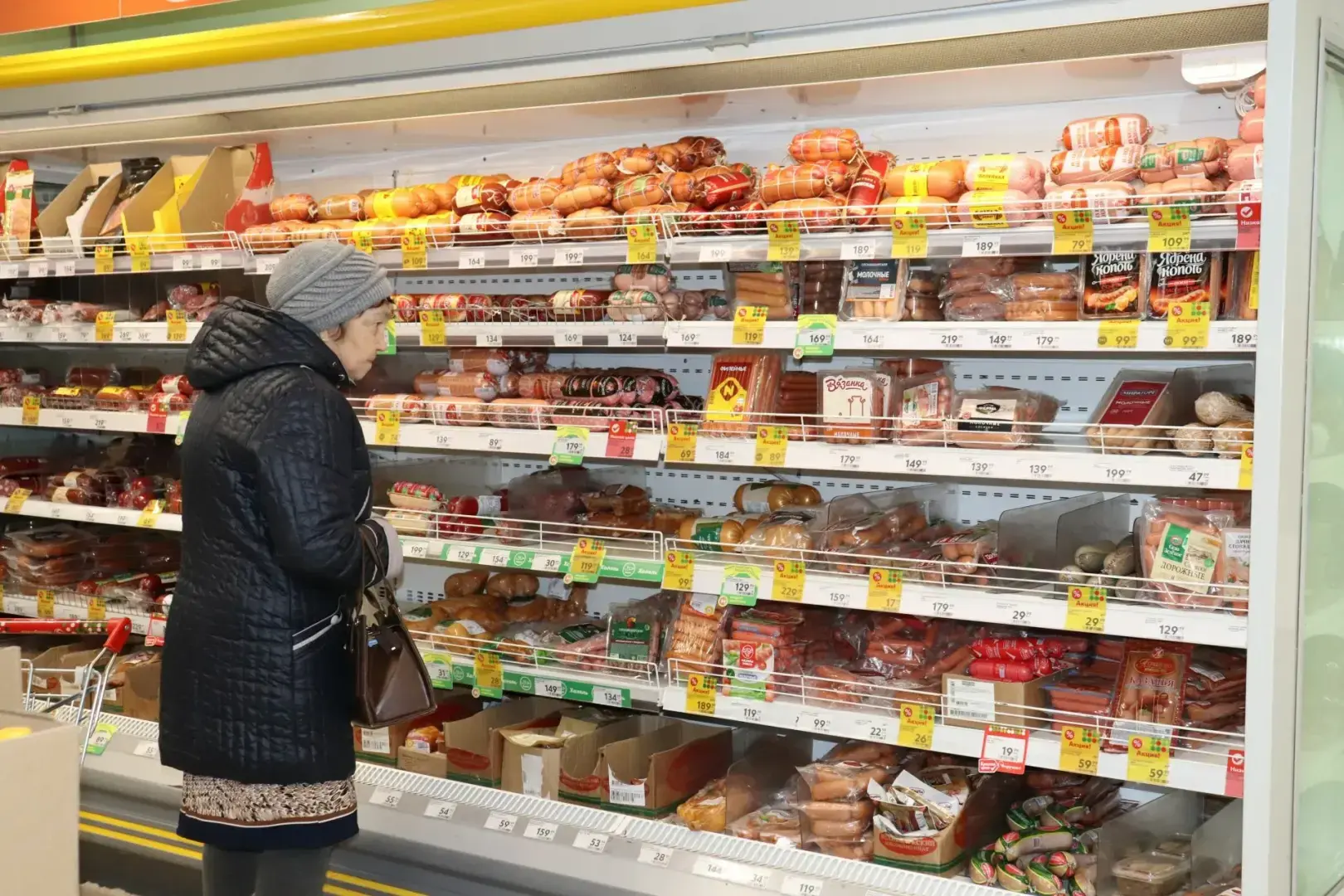 Интересно, остались ли ещё в магазинах продукты которые можно есть? Как думаете?