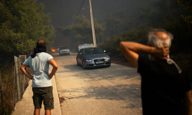 Греческие власти эвакуируют жителей, поскольку лесной пожар распространяется «со скоростью молнии»