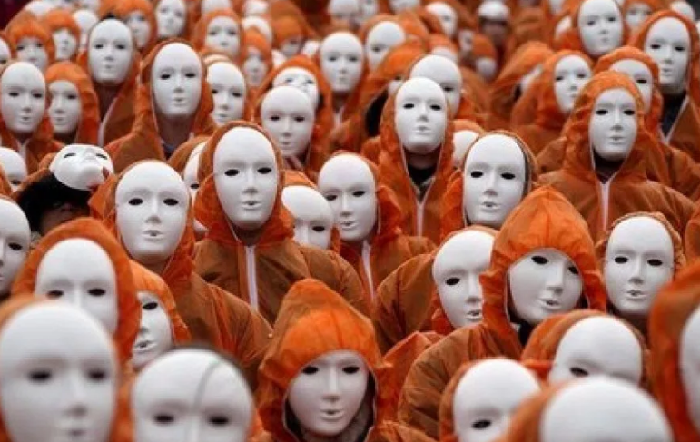 Зачем в нашем проблемном соседнем государстве люди стали носить безликие маски