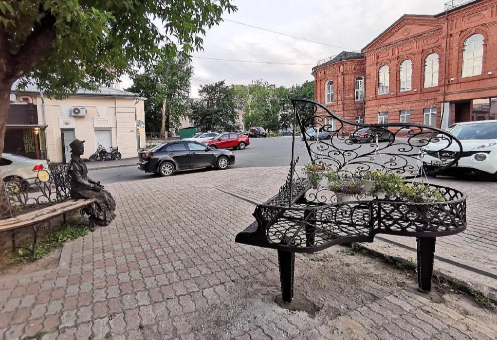 Рояль на площади Милютина: удивительное происшествие, которое изменит взгляд на уличное искусство в Череповце!