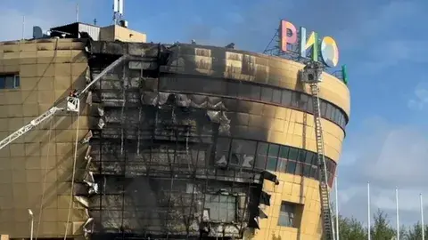 Возгорание в ТРЦ «Рио» в Москве: Огонь охватил четыре этажа здания