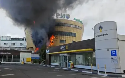 Возгорание в ТРЦ «Рио» в Москве: Огонь охватил четыре этажа здания