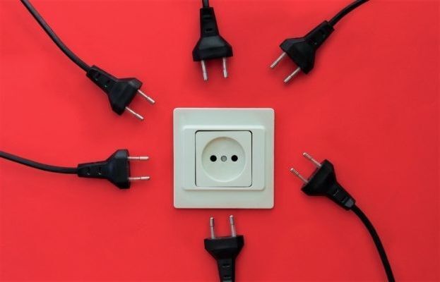 Почему искрят выключатели и розетки?