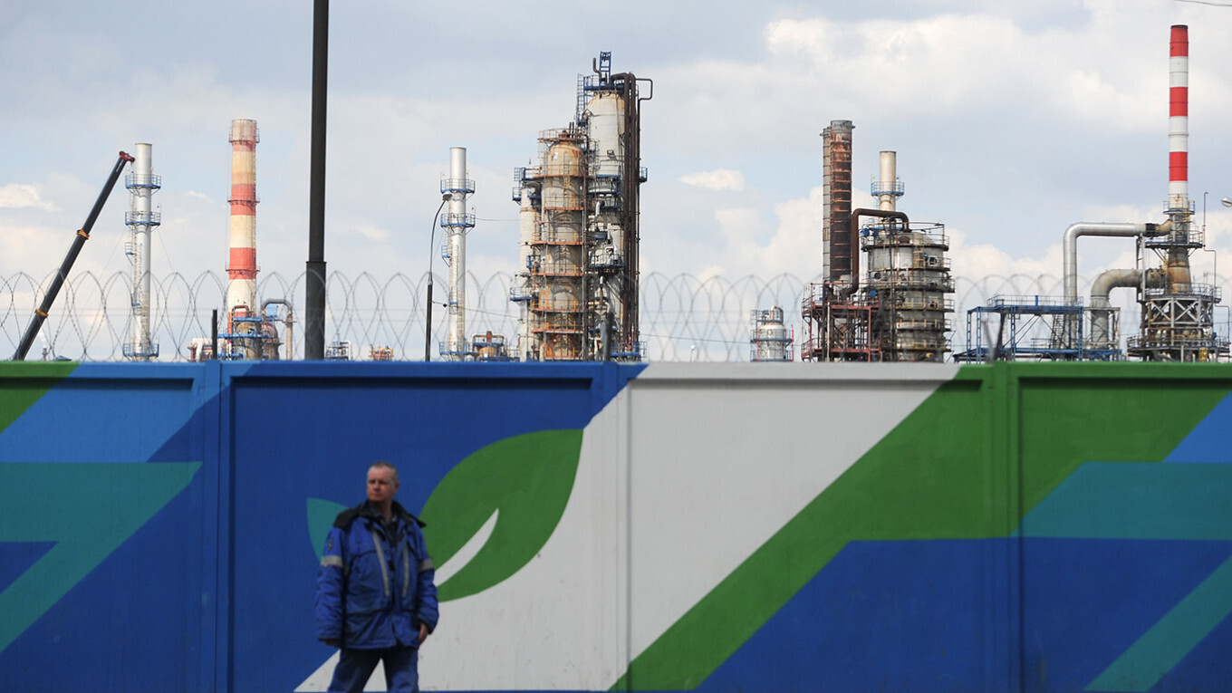 Правительство России в среду объявило о повторном введении запрета на экспорт бензина еще на шесть месяцев для «поддержания стабильной ситуации»