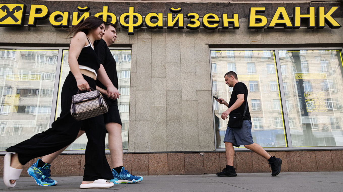 Российское подразделение австрийского Raiffeisen Bank со следующего месяца приостановит переводы иностранной валюты