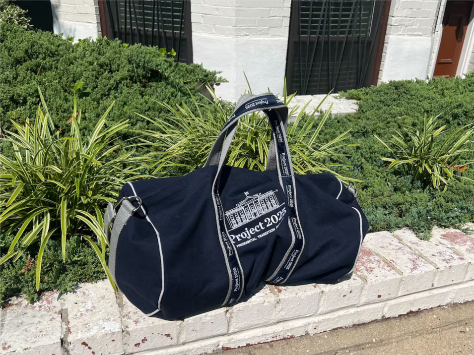 Он нашел спортивную сумку проекта 2025. Затем к его дому пришла полиция