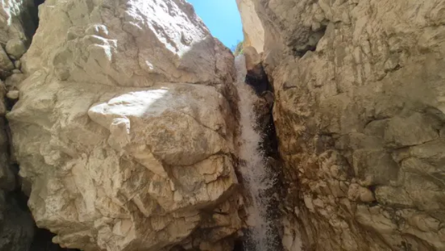 «Скрытая долина», где туристы пробираются по ледяной воде, чтобы добраться до секретного водопада