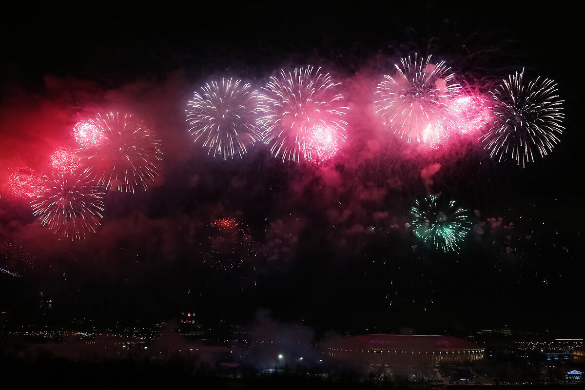 🐀Кринж дня. В Петербурге молодые люди устроили оружейный салют на похоронах крысы