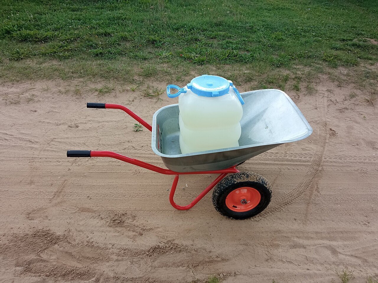 Пришла в голову очередная дурацкая и странная идея тележка или тачка с двумя корытами и минимум с четырьмя колесами.