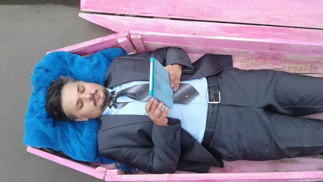 ⚡Лег, полежал и пошел. Что такое гроботерапия, сколько она стоит и кому может помочь?