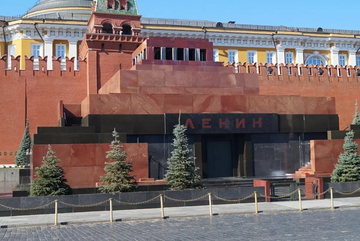 Мавзолей на Красной площади: сохранить или разобрать?