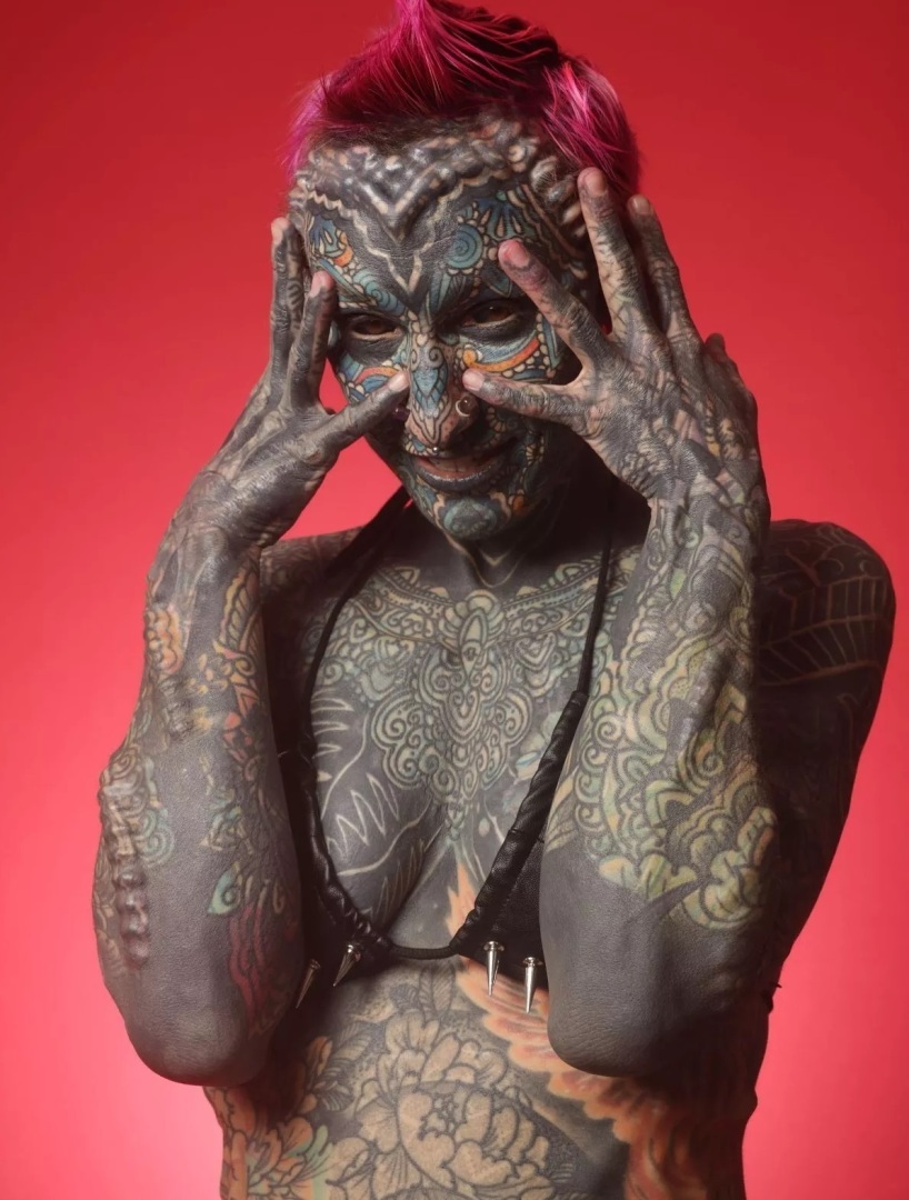 Самая татуированная женщина в мире стала неузнаваемой после того, как покрыла 99,98% тела чернилами