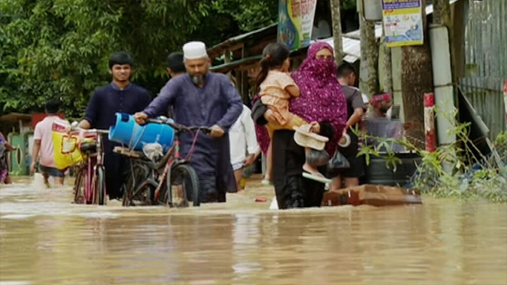 Более 900 000 человек оказались в ловушке из-за наводнения, 18 человек погибли.