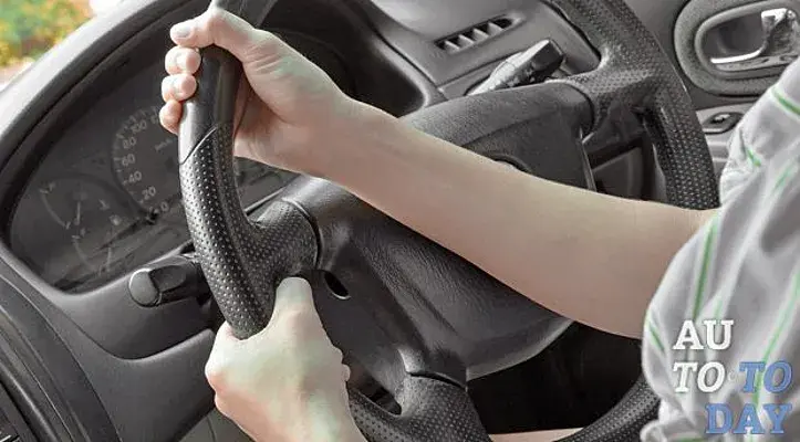 Поворот руля на месте: почему нужно забыть об этой вредной привычке