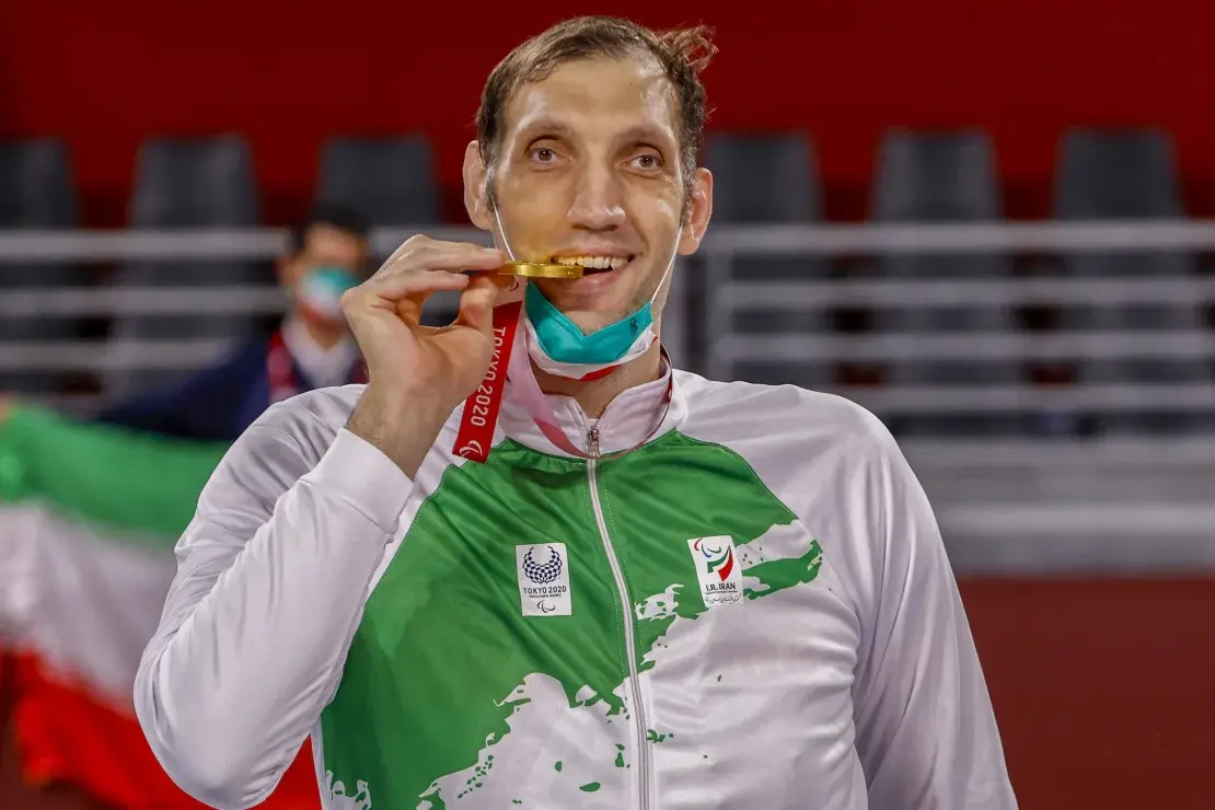 Мортеза Мехрзадселакджани, самый высокий паралимпиец в истории, завоевывает свою третью золотую медаль на Паралимпийских играх 2024 года в Париже.