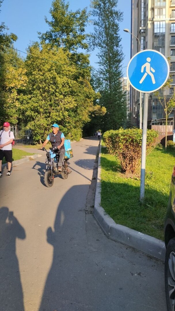 Когда электросамокатчики и курьеры на электровелосипедах — угроза пешеходам