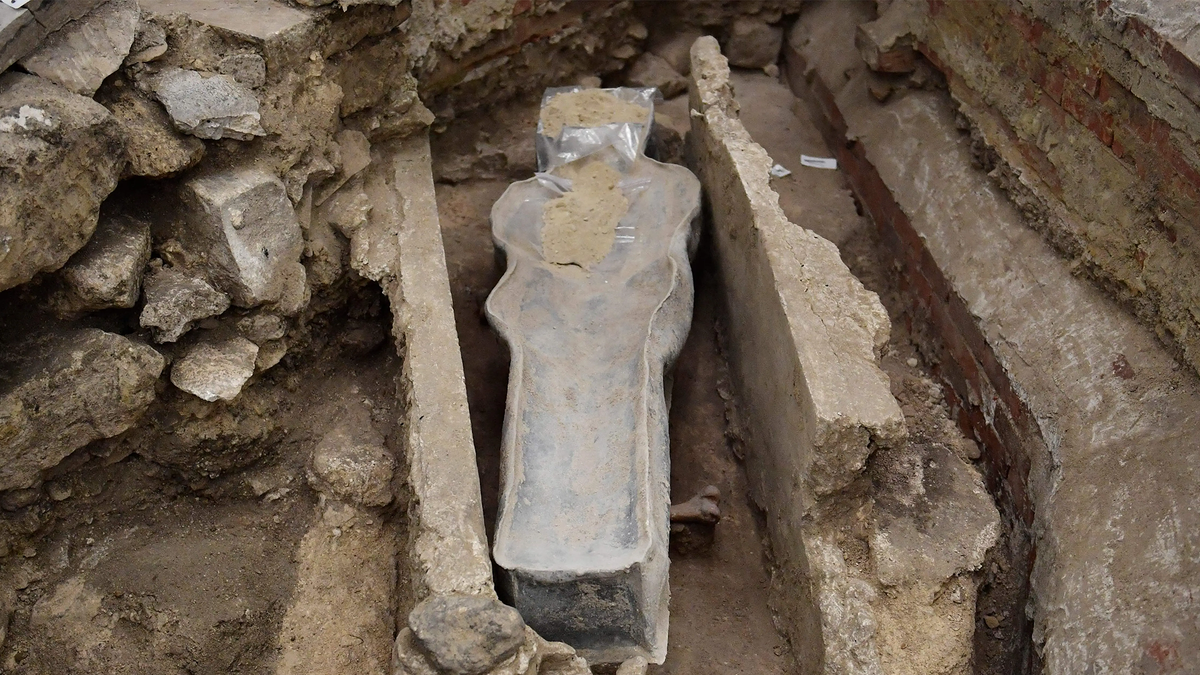 Таинственная находка в Нотр-Даме: что нашли в свинцовых саркофагах.