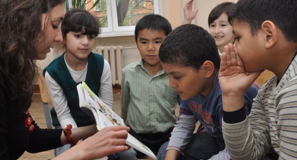 Госдума предлагает обучать детей мигрантов за деньги: что стоит за этим законопроектом?