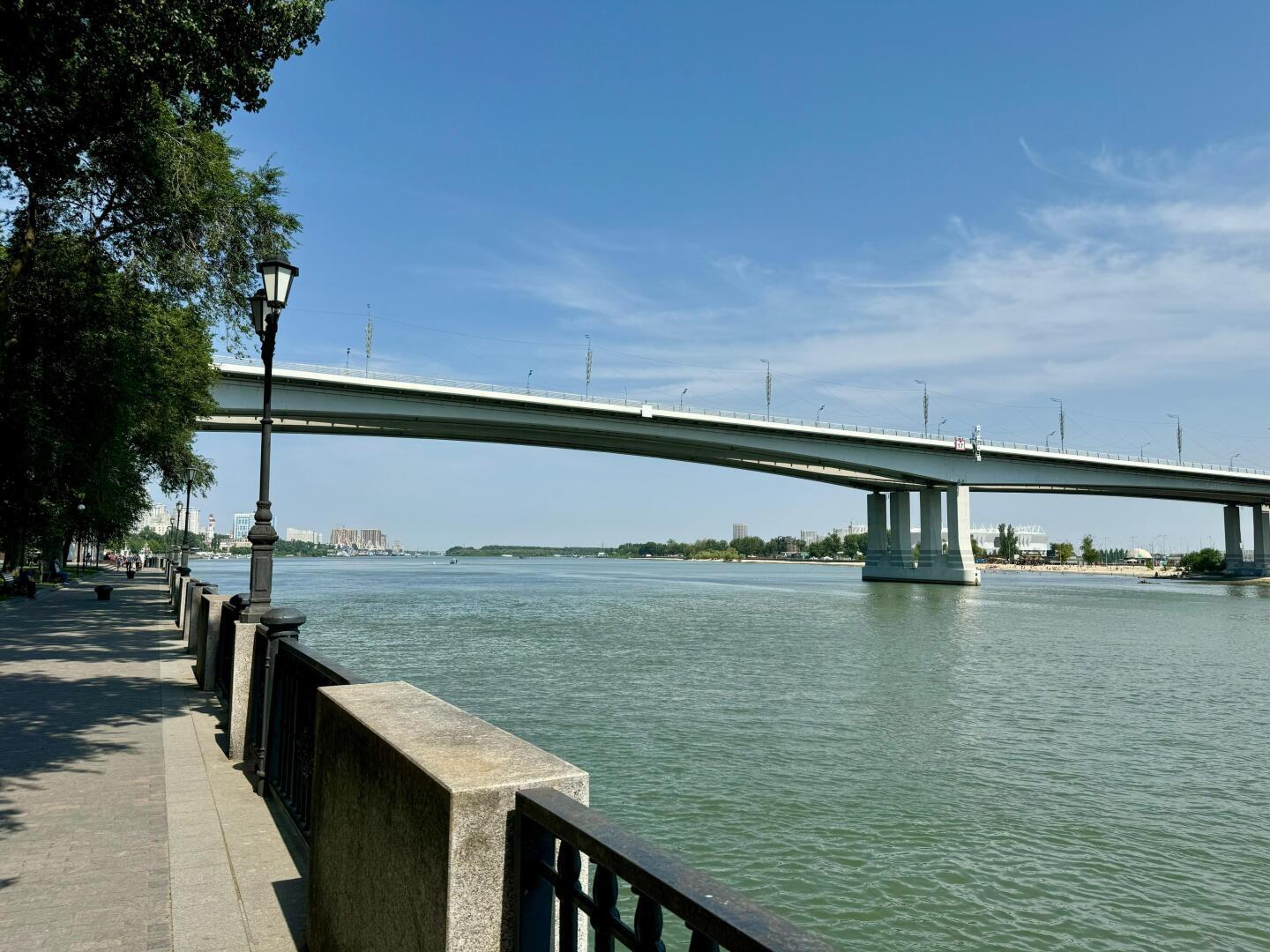 Пока все сокрушаются об ушедшем лете, в городе Ростове-на-Дону оно продолжается