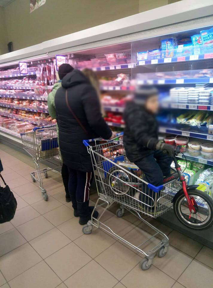 Яжмать в магазине.