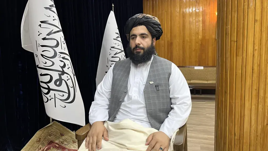 «Если мы не можем говорить, зачем жить?»: Би-би-си встретилась с женщинами после принятия нового закона о талибах