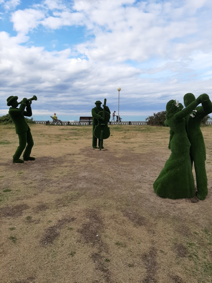 Новые арт-объекты на набережной имени Зрячева г. Северодвинск не успели поставить, как их уже существенно повредили. Возмущена вандализмом! Накипело