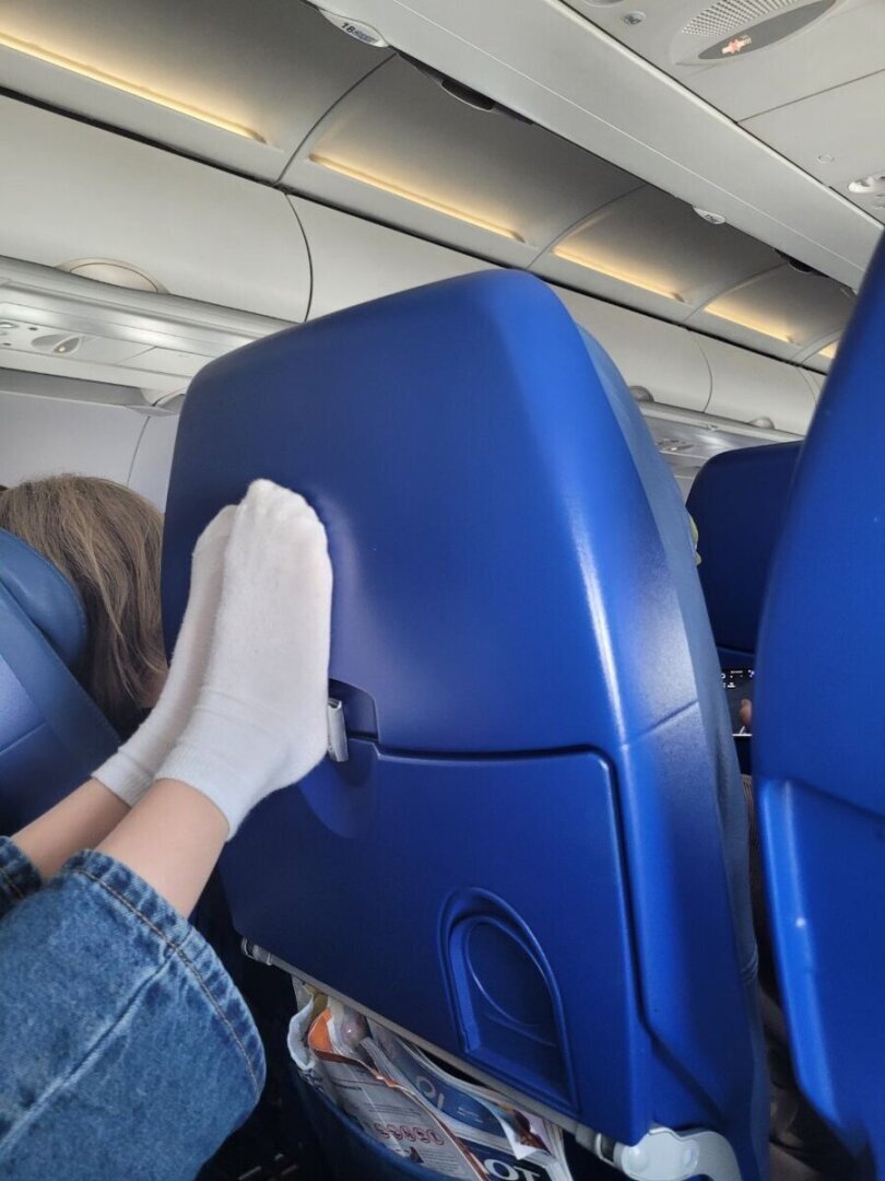 Невоспитанный ребенок в самолете. Яжемать поругалась с другой пассажиркой из-за неугомонного дитя.