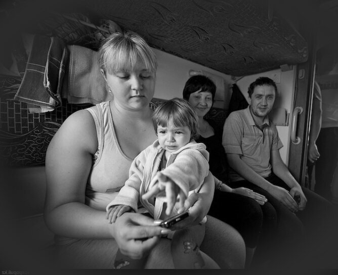 Противостояние в плацкарте: яжемать против бабули.