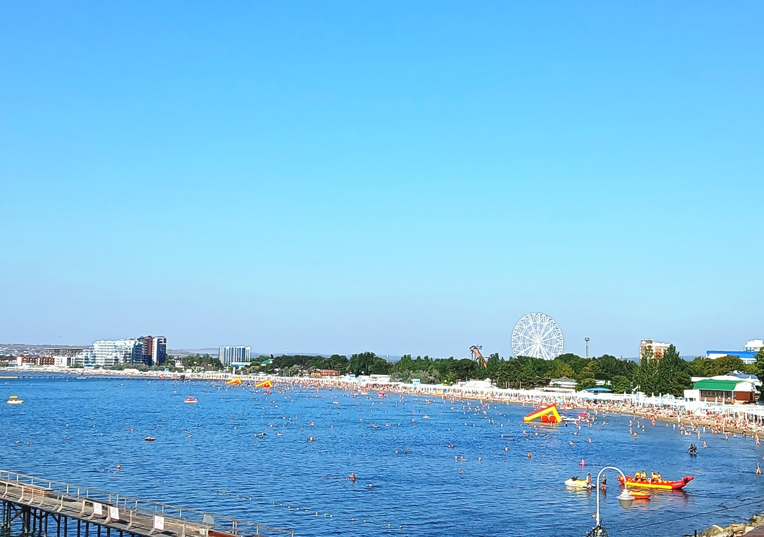 Почём бунгало в Анапе. Закрытый на ночь пляж и шикарная морская водица. Репортаж из бархатного сезона