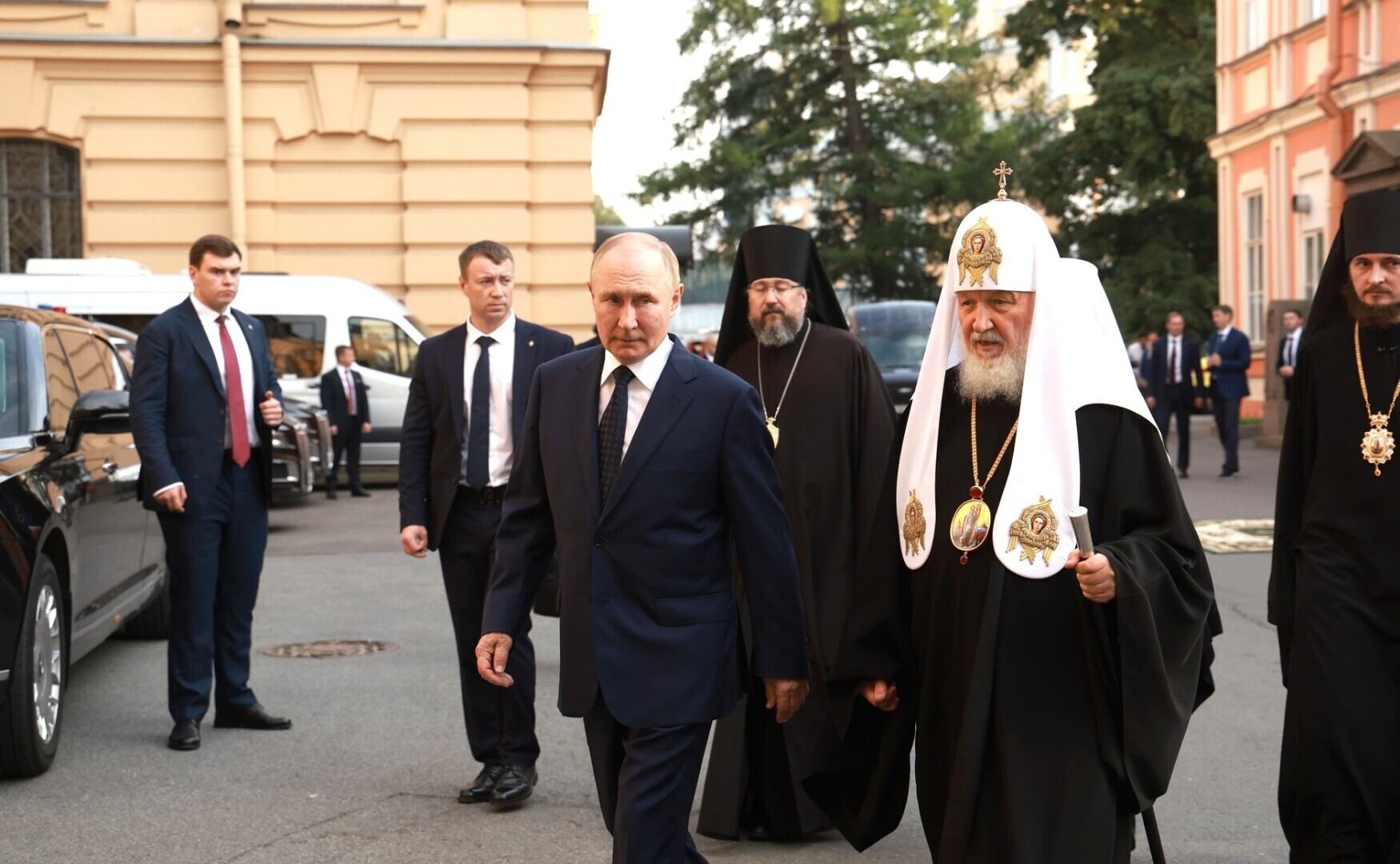 Шествие с мощами Александра Невского в Питере стало демонстрацией с «Вагнером» и парализовало город