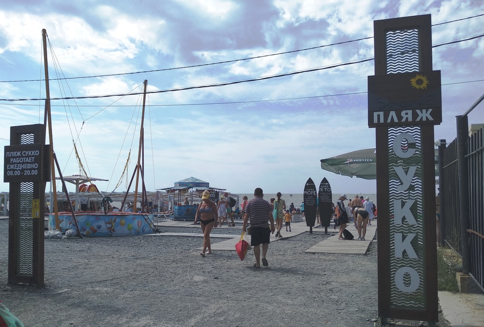 Почём бунгало в Анапе. Закрытый на ночь пляж и шикарная морская водица. Репортаж из бархатного сезона