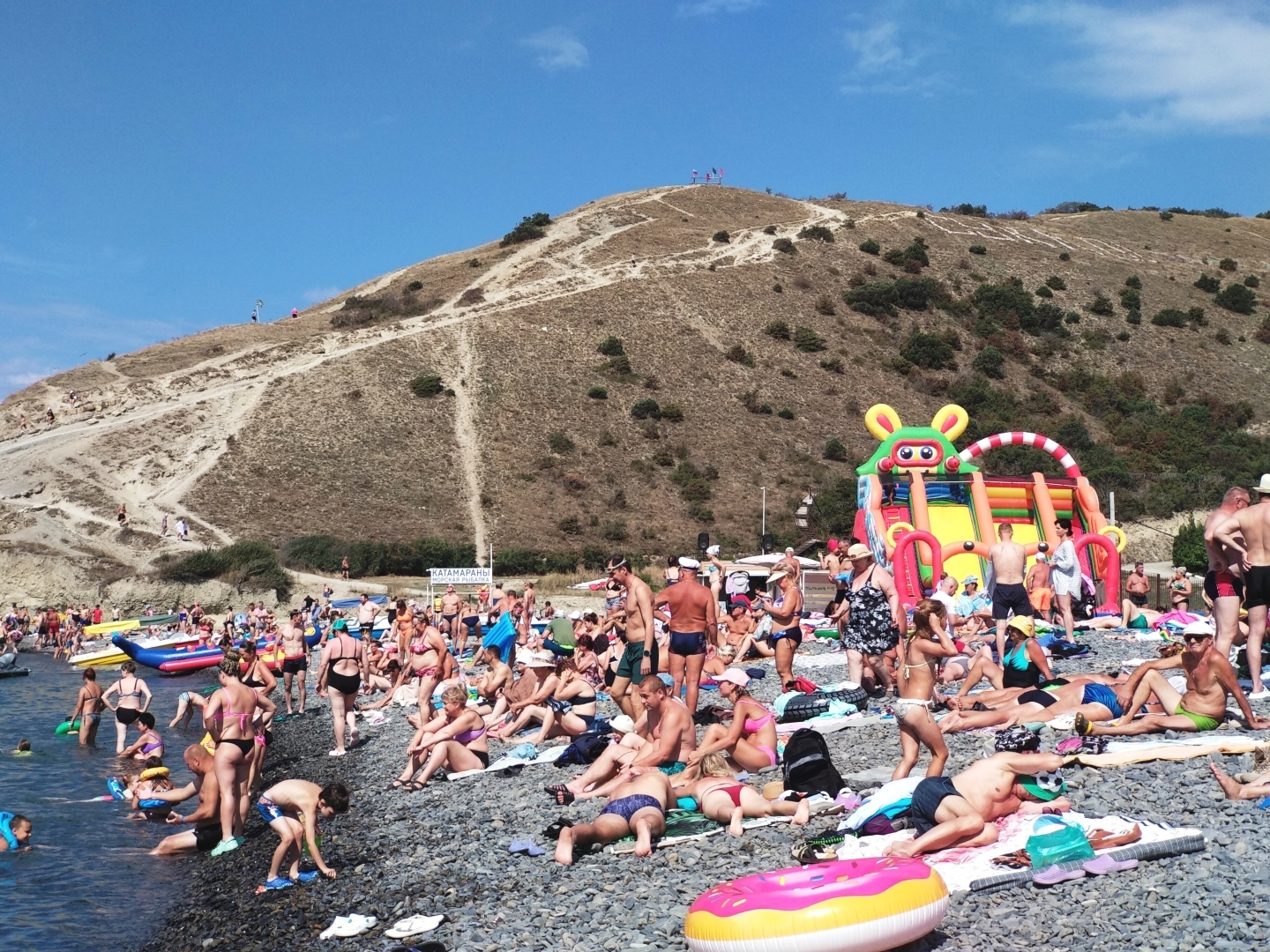 Почём бунгало в Анапе. Закрытый на ночь пляж и шикарная морская водица. Репортаж из бархатного сезона