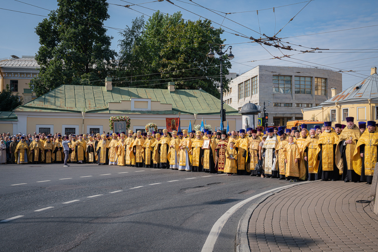 Шествие с мощами Александра Невского в Питере стало демонстрацией с «Вагнером» и парализовало город